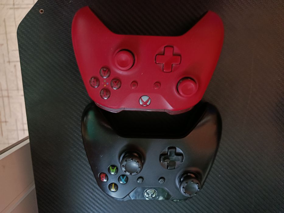 Продам Xbox One 2 геймпада