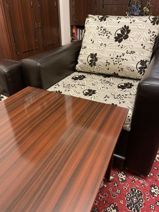 2 бр. фотьойла и маса