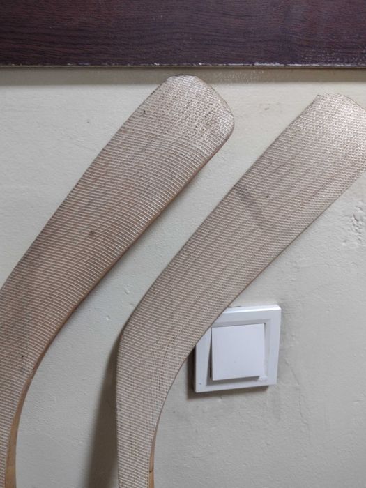 Стари руски стикове за хокей.