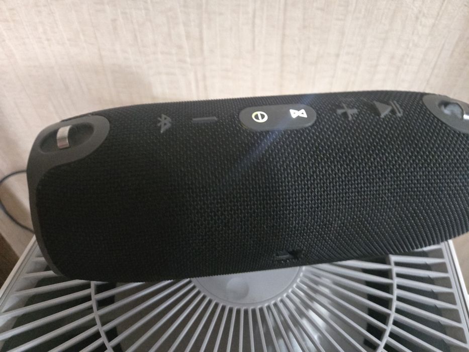 Музыкальную колонку jbl