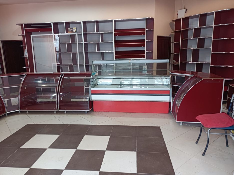 URGENT!Mobilier magazin - vitrinele din fata+ vitrină frigorifică 2 m