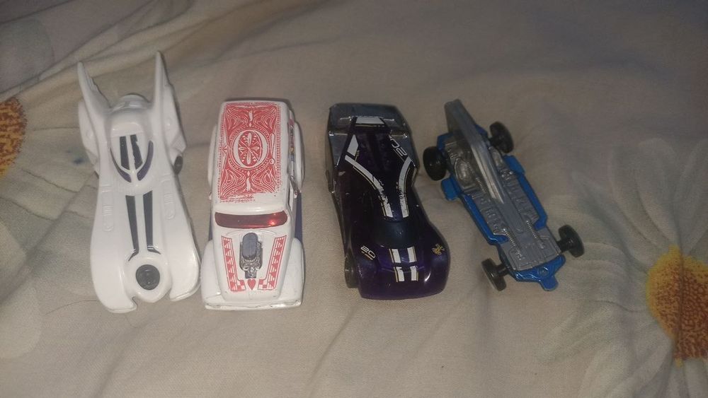 Продам 4 машинки hot wheels