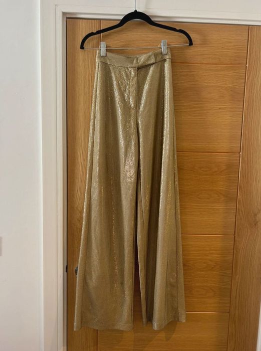 Златист панталон със широки крачоли