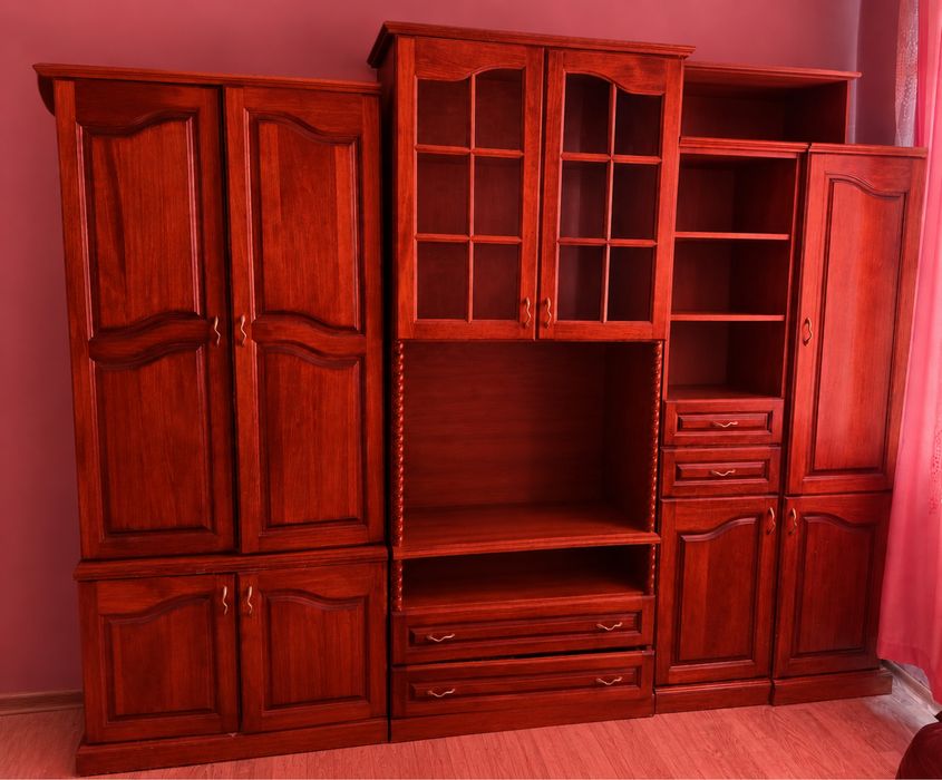 Продавам секция от орехово дърво