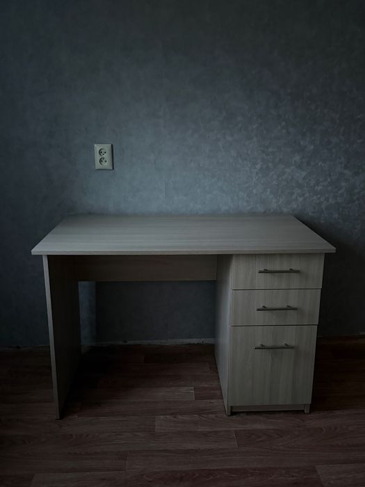 Продам письменную парту / учебный стол