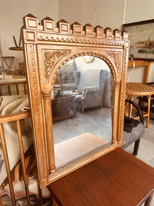 Декоративно стеннo огледало с масивна дървена рамка