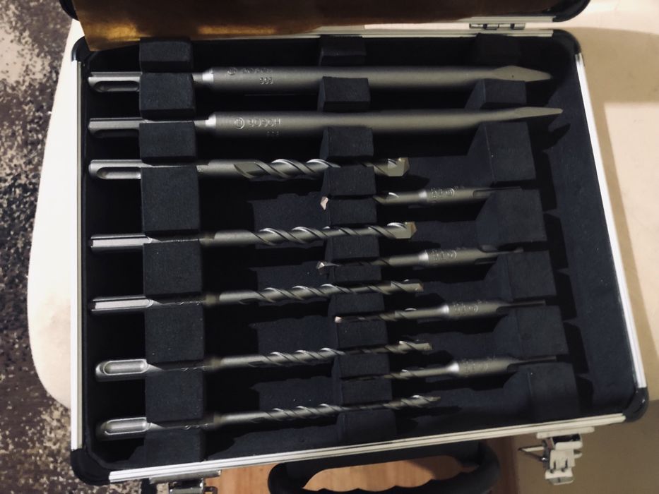 Продавам куфарче с 11 SDS свредла на BOSCH