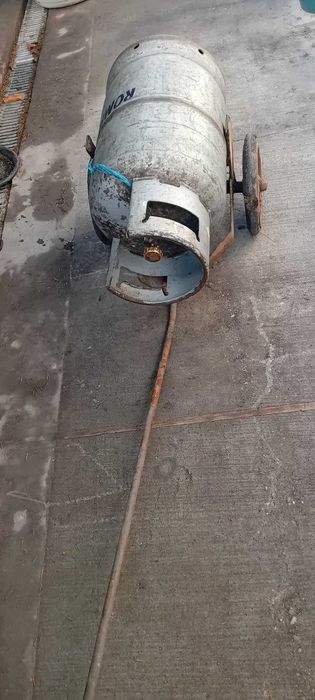 Vând căruț metalic vechi pentru transportul buteliilor de gaz.