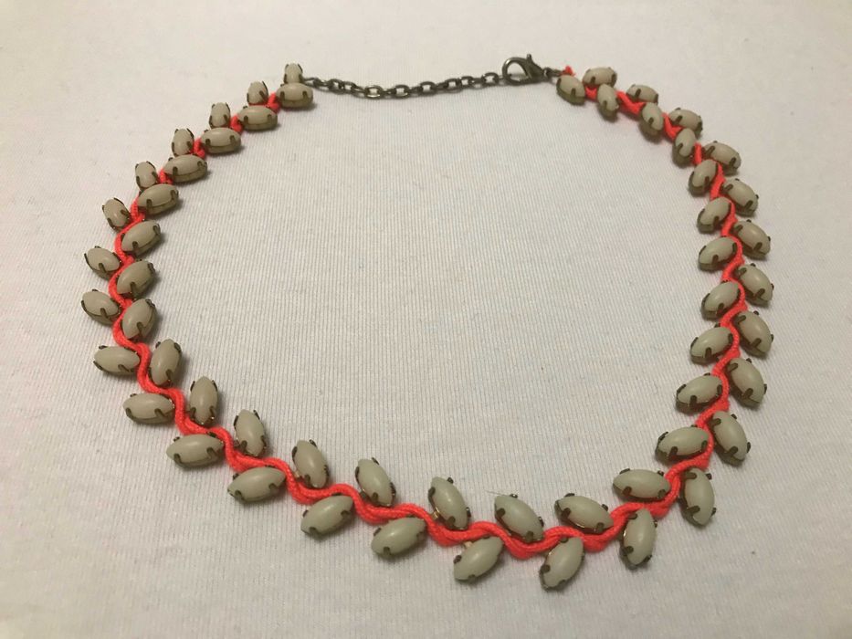 уникално колие в оранжево/бяло