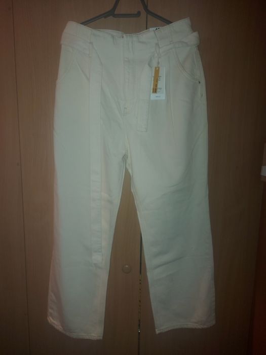 Нови широки бели дънки,размер 42