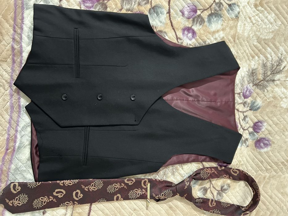 Мужской костюм сатылады.