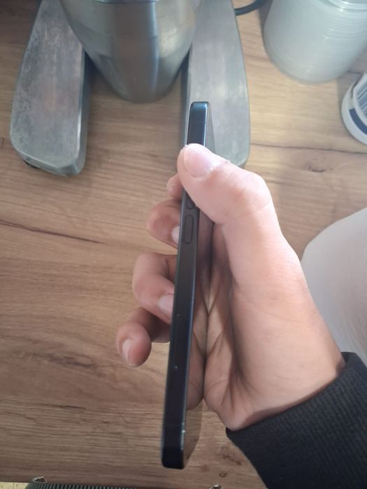 Vand Iphone 16 256gb stare baterie: 89 conditie 5/10  cu box full  fara incarcator
