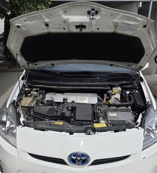 Toyota prius benzină-hybrid
