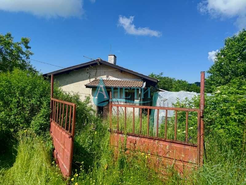 Масивна къща във в.з.с.Дръмша, общ.Костинброд. На 37км от центъра на София. За постоянно живеене и за почивка