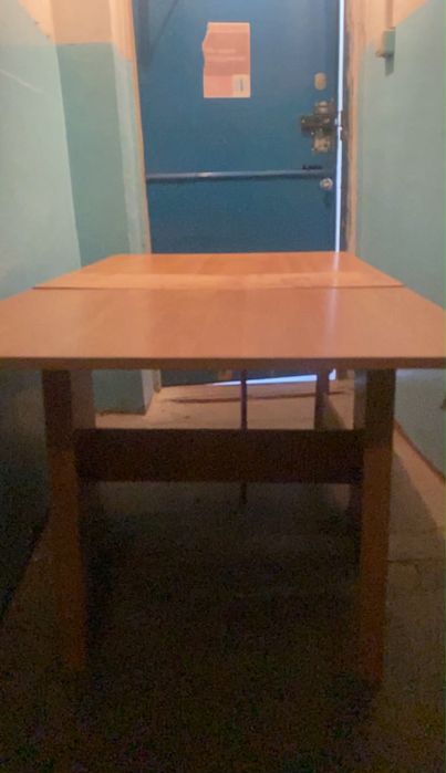 Стол кникжа кухонный