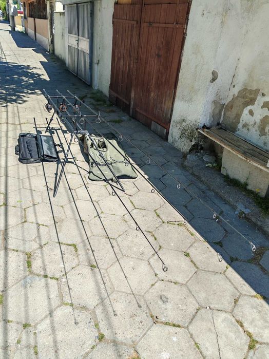 Продавам 3 шаранджийски пръчки FL, 3 МАКАРИ FL, СТОЙКА NGT, калъф за въдиците, за стойката и 3 резервни шпули за макари те!