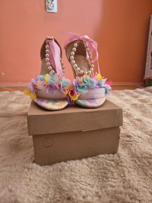 Обувки с висок ток