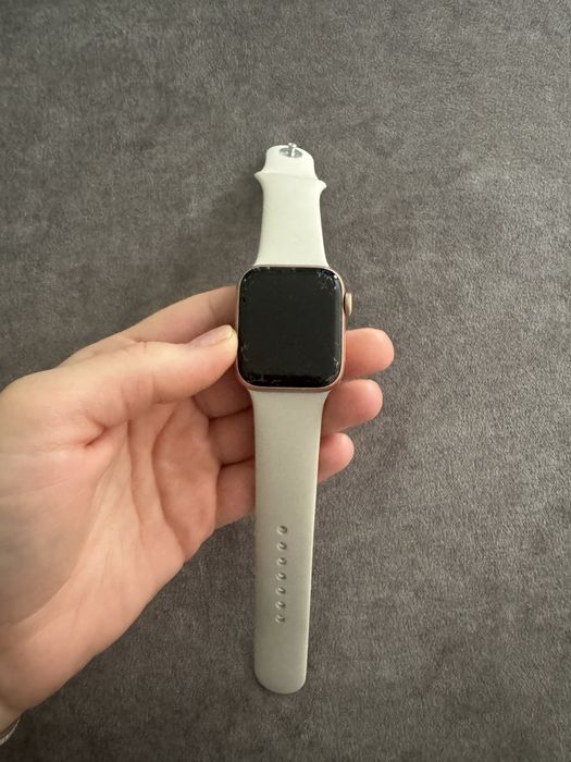 Apple watch SE работи но е със счупен екран