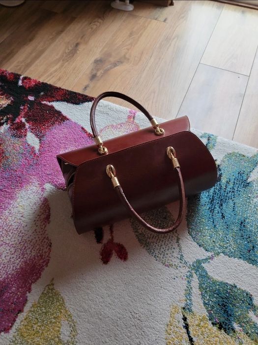 Poșetă piele impecabila si f eleganta