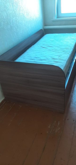 Продам кровать с матрасом