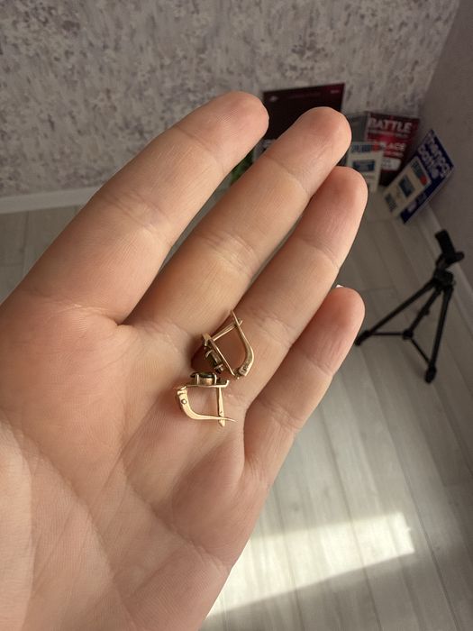 Золотые серьги с изумрудом Срочно