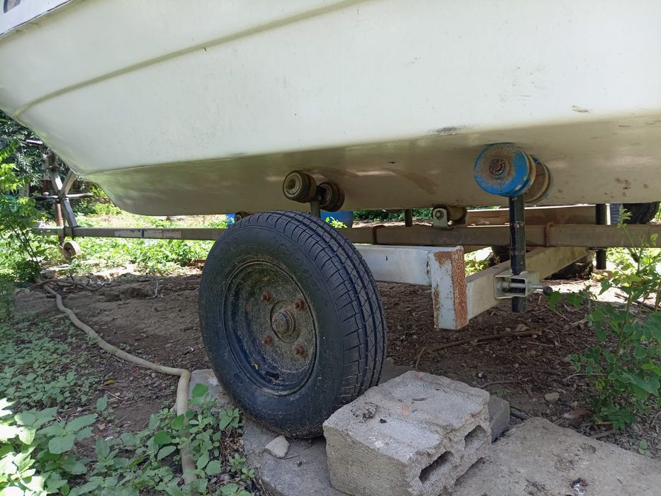Barcă cabinată + trailer – ideală pentru proiect