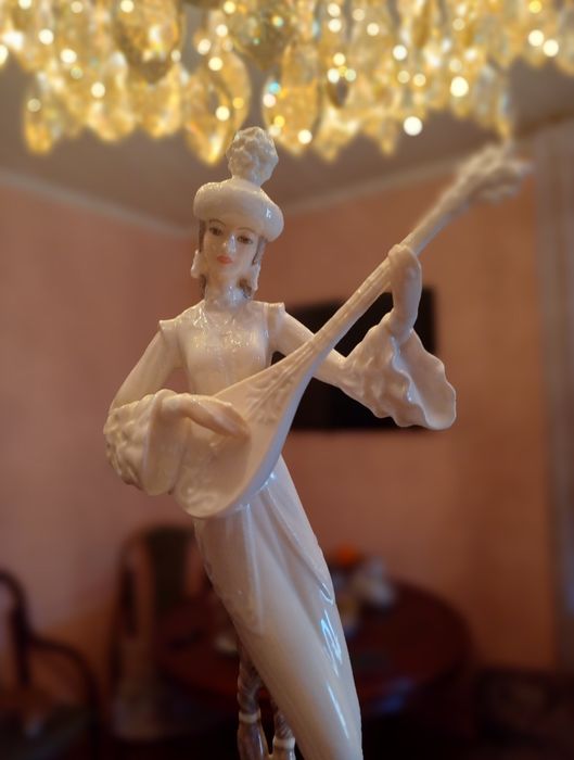 Статуэтка "Казашка с домброй ЭКСКЛЮЗИВ!