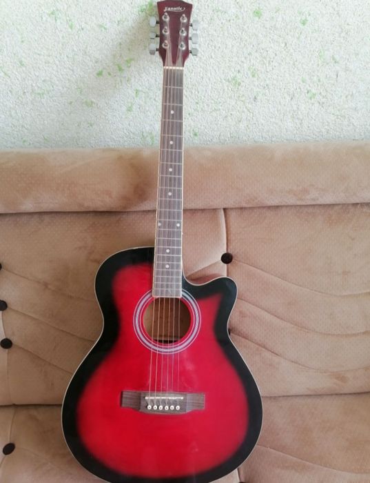 Gitara sotiladi xolati yangi