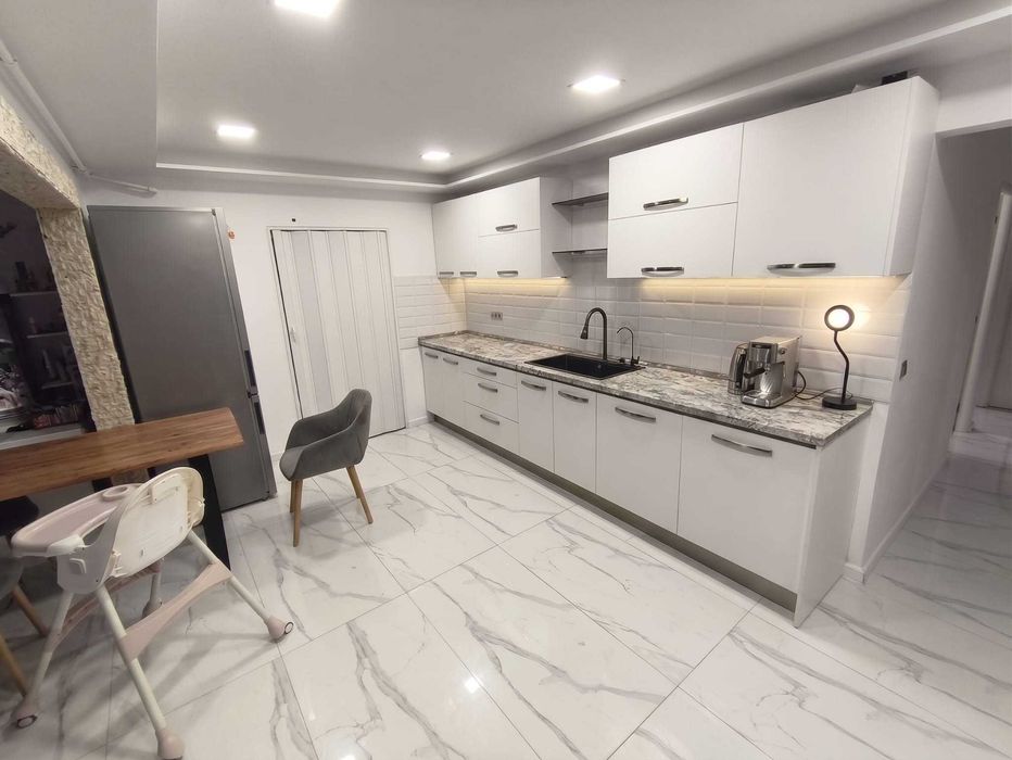 Vând apartament  3 camere