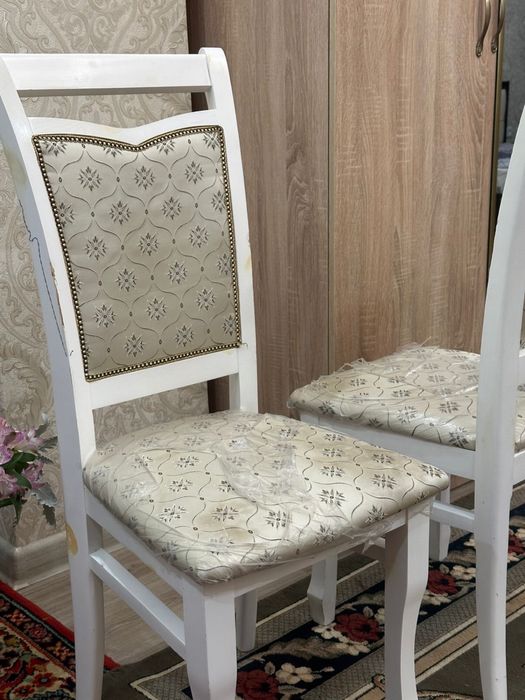 Обеденный стол со стульями