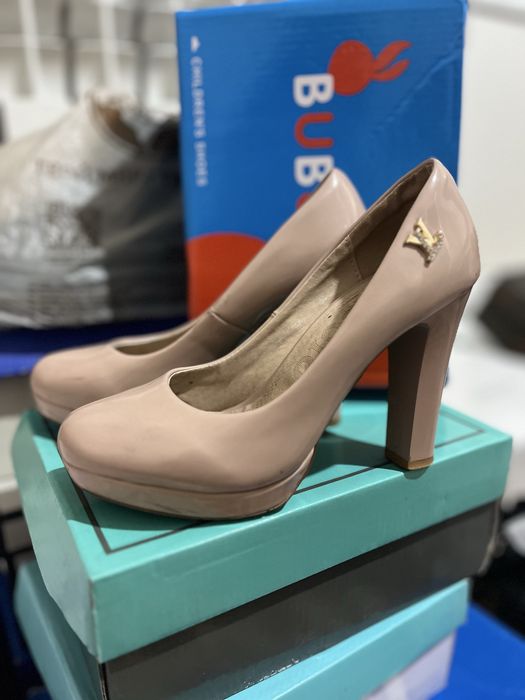 Отдам даром женские туфли