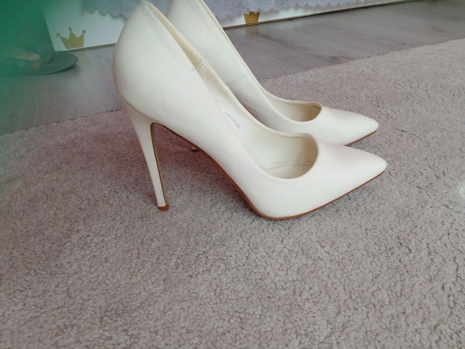 Обувки бели на ток черни велурени