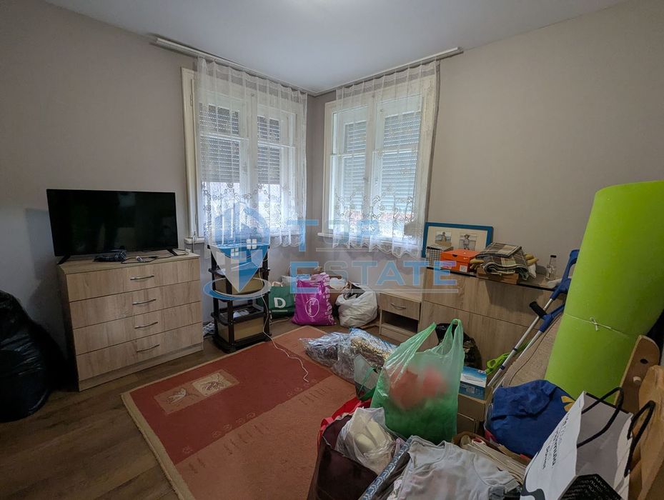 Обзаведена тухлена къща с кладенец в село Поликраище, област Велико Т