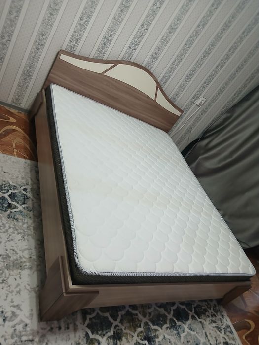 Продам кровать с матрасом.