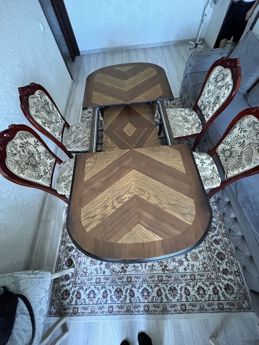 Продам стол для гостиной