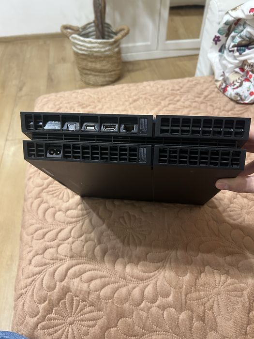 Vand Ps4 Pro de 1T plus un joc cadou