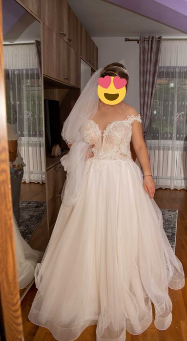 Vând Rochiță de mireasă este inclus voalul și cercul!