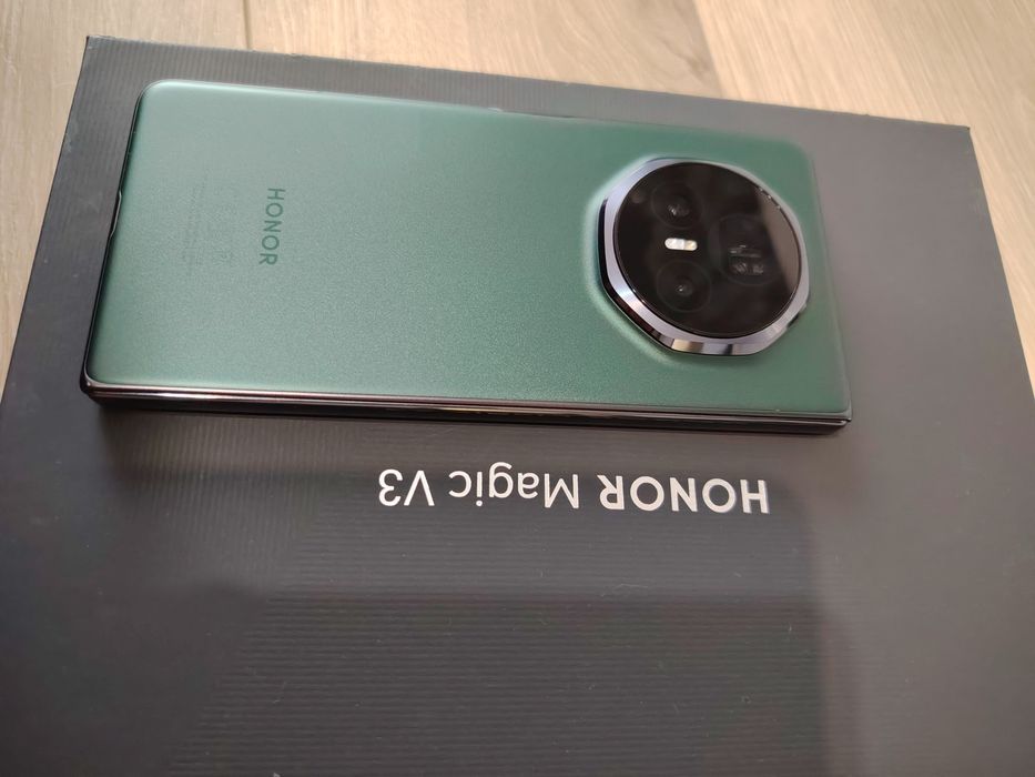 Продавам Honor Magic V3