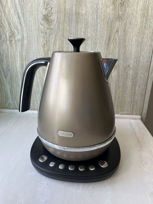 Электрический чайник Delonghi