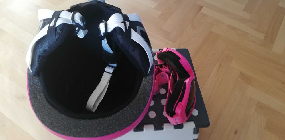 Детска ски каска и очила за момиче