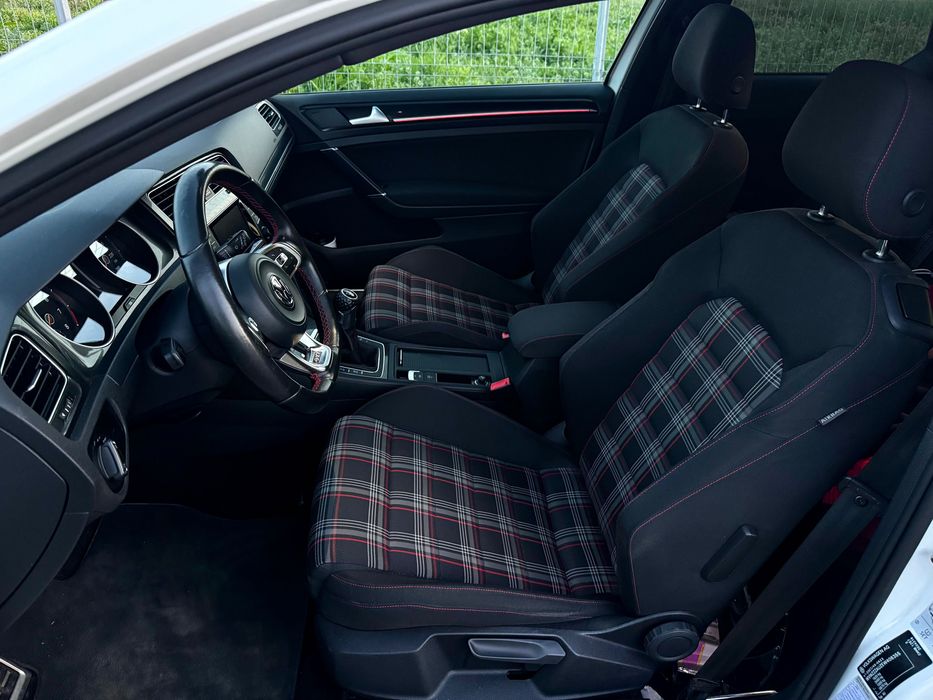 Volkswagen Golf 7 GTI 2.0 TSI 220hp