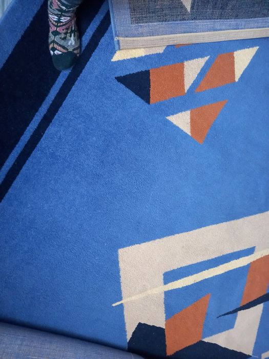 Продется ковер 3х4метров.   (большой)