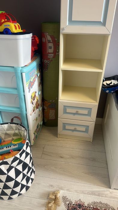 Стол и шкафчик, полка