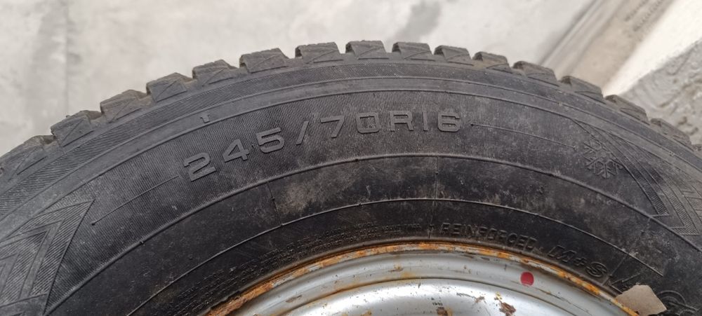 Зимние шины , с дисками . Максис