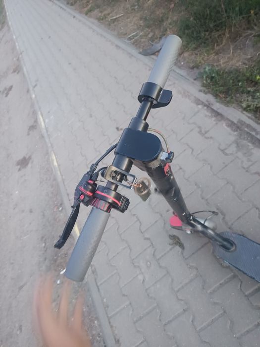 Trotineta lexgo r9x are 499 km  are 3 probleme nare cric nu merge frâna și are pană pe față