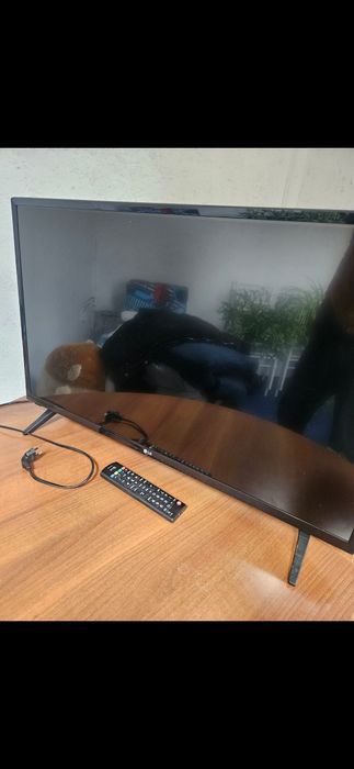 Vand Televizor LG diagonala display 80 cm model 32LJ500U stare impecab
