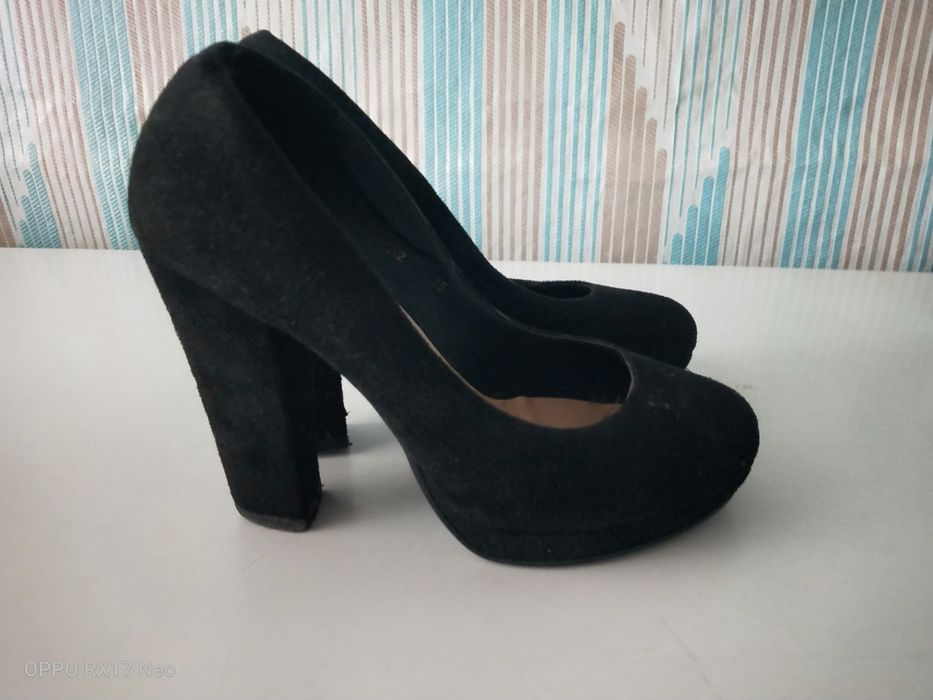 Продам замшевые туфли.