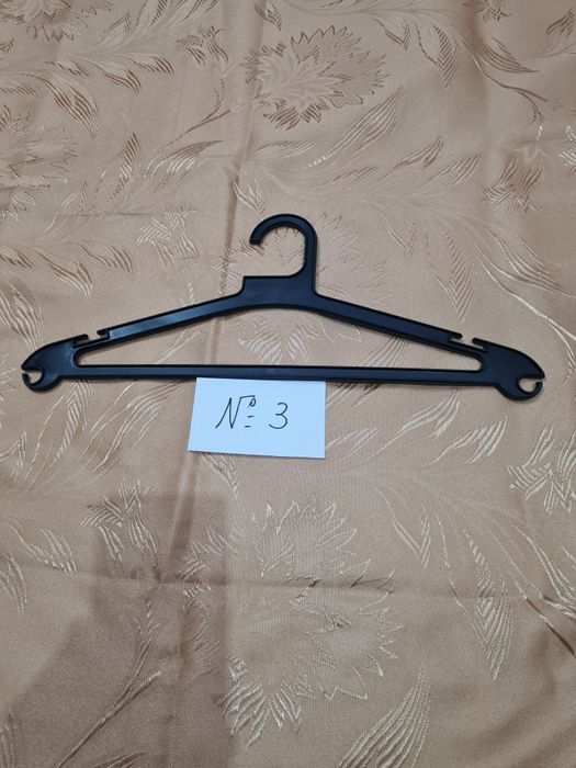 18ст.бр.  Пласмасови закачалки за дрехи широко рамо бройката струва 0
