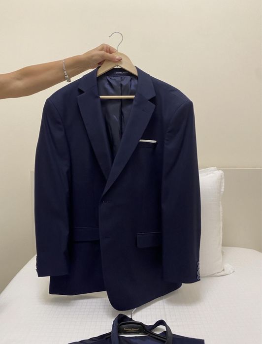 Тъмно син костюм