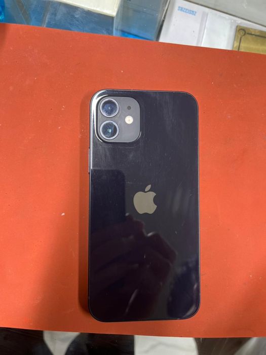 Продам Айфон 12